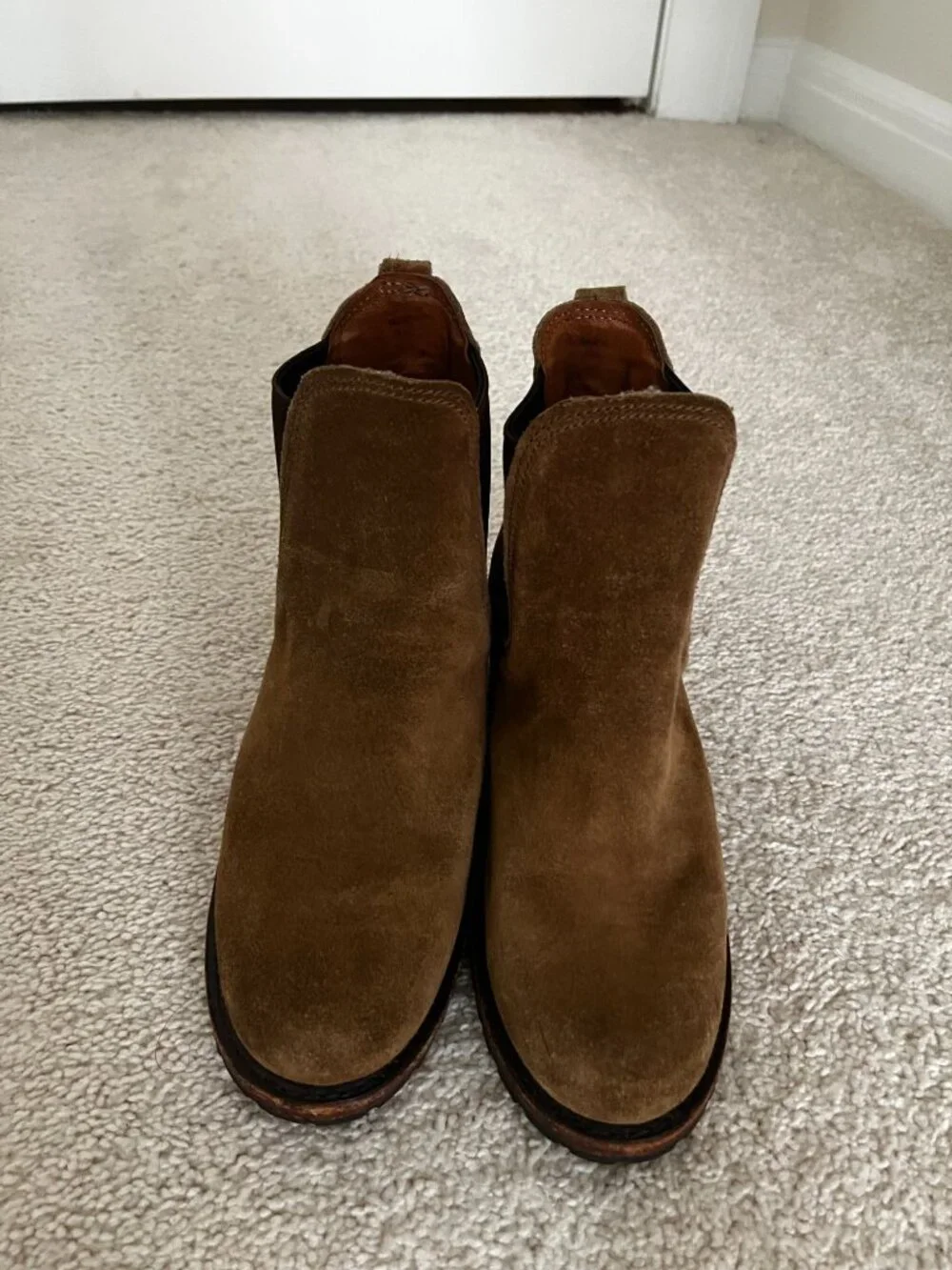 NWOB Frye Sabrina Chelsea Brown Suede Boots Sz 7.5 - Picture 2 of 11